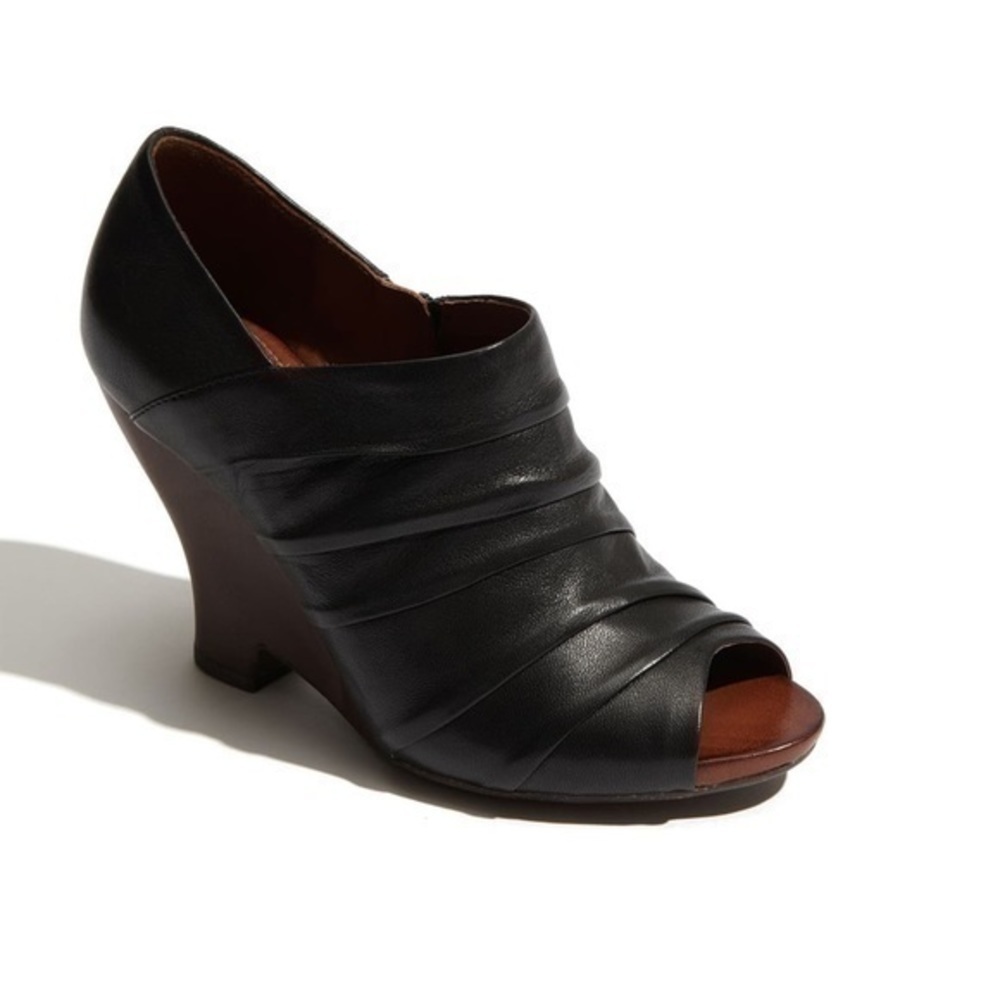 Naya 'Genesis' Wedge Bootie black leather size 7.5